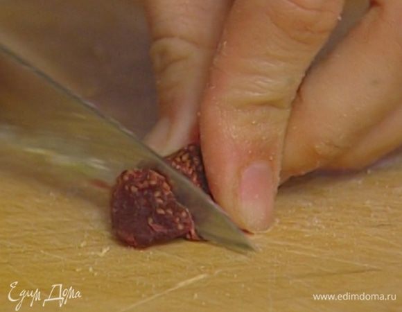 Цукаты, если нужно, нарезать так, чтобы они были примерно одинакового размера.