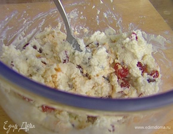 Приготовить начинку: рикотту перемешать с сахарной пудрой (немного пудры оставить), шоколадом, цукатами и ванильным экстрактом.