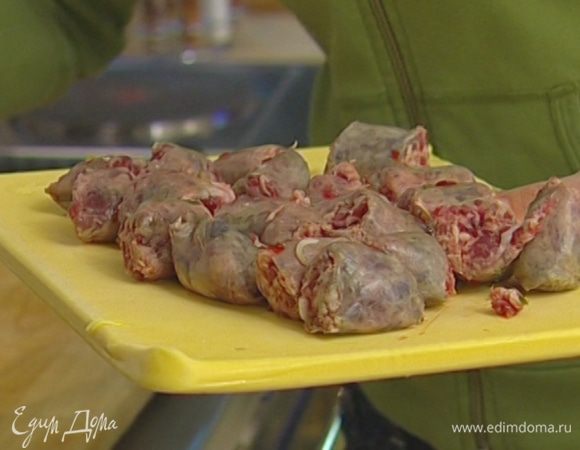 Колбаски порезать на кусочки.