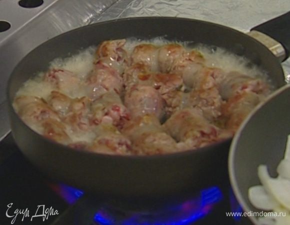 Разогреть в глубокой сковороде 2 ст. ложки растительного масла и обжаривать колбаски в течение 5 минут, затем влить 50 мл вина и тушить до готовности.