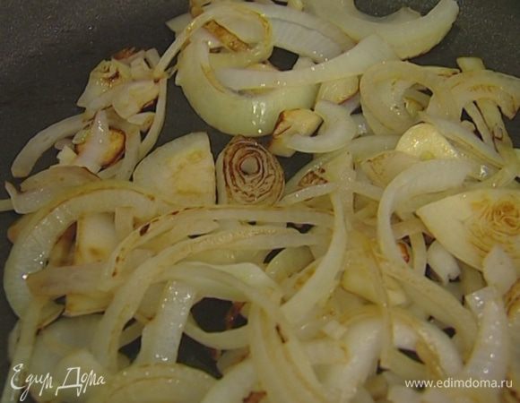 Разогреть в другой сковороде 2 ст. ложки растительного масла, обжарить лук и чеснок вместе с листьями розмарина.