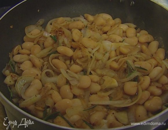 Добавить готовую фасоль, оставшийся от колбасок соус и порванный руками тархун, все посолить, поперчить и готовить на медленном огне 10 минут.