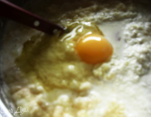 Тертый картофель смешайте с яйцом, специями, влейте горячие сливки и хорошо перемешайте.