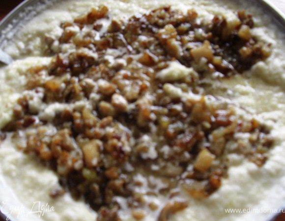 В картофельную массу положите шкварки с жареным луком и хорошо перемешайте.