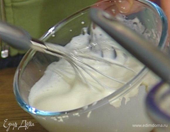 Охлажденные белки взбить и вести в творог.