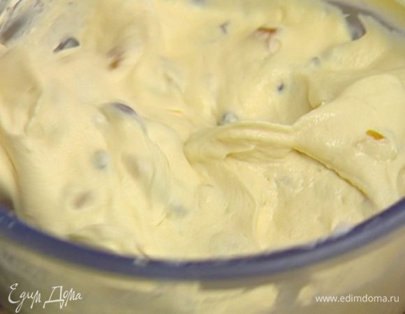 Добавить цукаты и все еще раз перемешать.