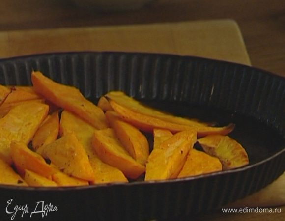Сладкий картофель почистить, нарезать тонкими длинными полосками, уложить в форму для запекания, сбрызнуть оливковым маслом, поперчить, посолить и запечь в духовке. 