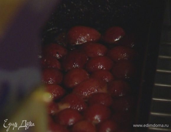 Добавить в форму ягоды винограда, полить ореховым маслом, соевым соусом и наршарабом, запекать еще 20 минут. 