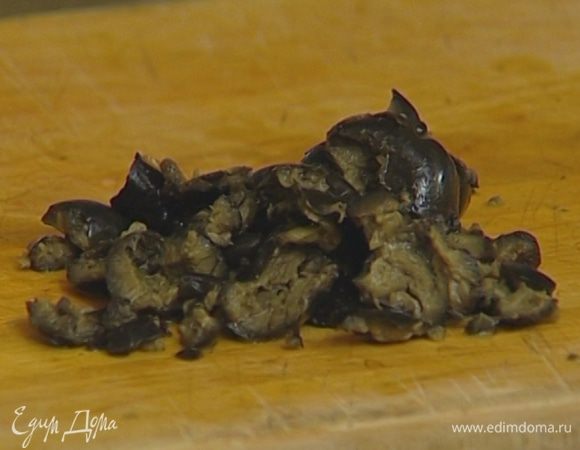 Получившийся при запекании сок слить в отдельную посуду, добавить в него половинки оливок, каперсы и измельченную мяту. 