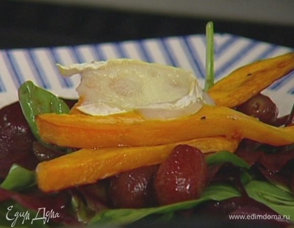 Выложить на большое блюдо листья салата, полить заправкой с каперсами и оливками, сверху разложить картофель и сыр, присыпать запеченным виноградом. 