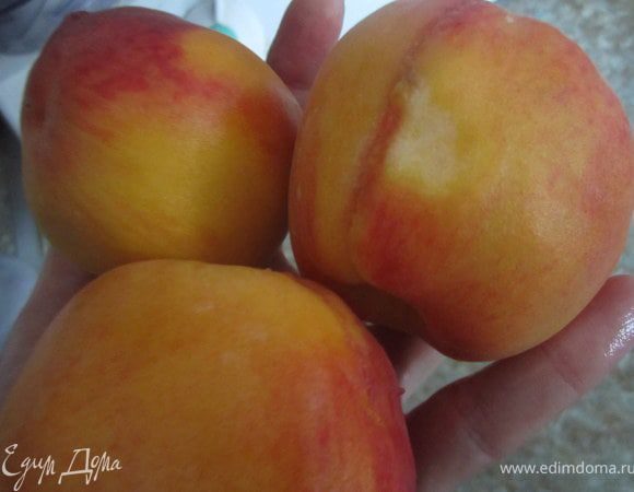 Персики вымыть, удалить косточку.
