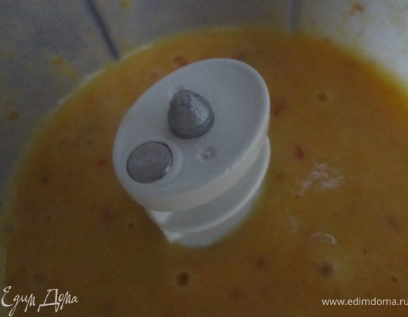 Взбить персики с сахаром в блендере.