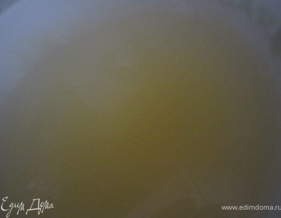 Приготовить ягодный мусс. Желатин залить горячей водой (50 мл). Оставить на 10 минут.