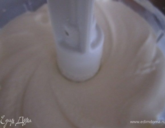 После того, как ягодный мусс застыл, можно приступать к приготовлению суфле.
Желатин залить горячей водой (100 мл)
Оставить на 10 минут.
Сметану взбить с сахаром.