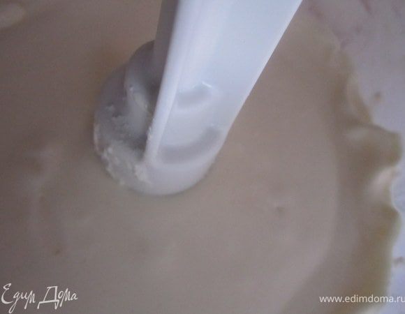 Добавить желатин, взбить.