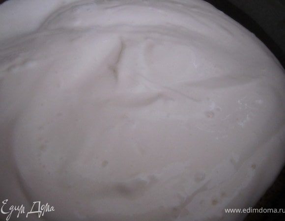 Вылить половину сметанного суфле.