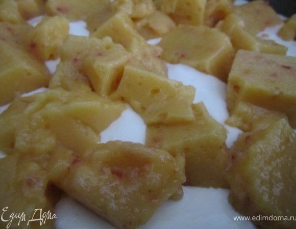 Добавить кубики персикового мусса.