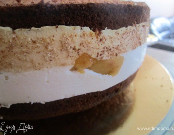 После охлаждения, пройтись по бортикам тонким ножом, снять бортики и перевернуть торт на блюдо.