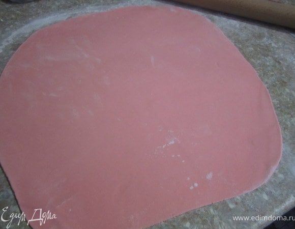 Подготовить мастику. Для покрытия такого торта, нужна мастика из 100-150 г маршмелоу.
Раскатать мастику.