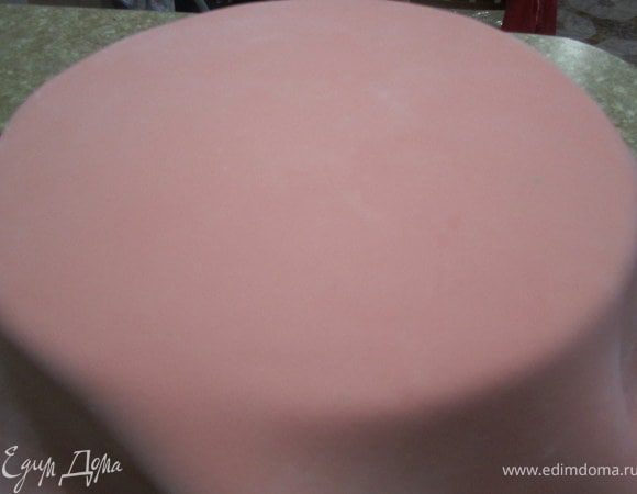 Сначала выровнять верх торта.
