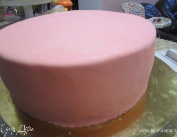 Затем, аккуратно разгладить бока. Обрезать остатки мастики.