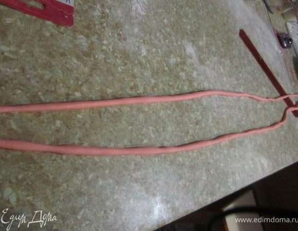 А теперь первый вариант украшения. 
Из мастики скатать два жгутика.