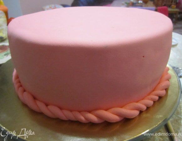 Низ торта немного смочить водой. Прикрепить жгутик.