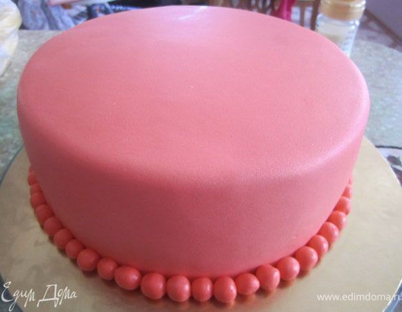 А теперь второй вариант.
Покрываем торт мастикой.
катаем из мастики маленькие шарики и выкладываем по краю тортика.
