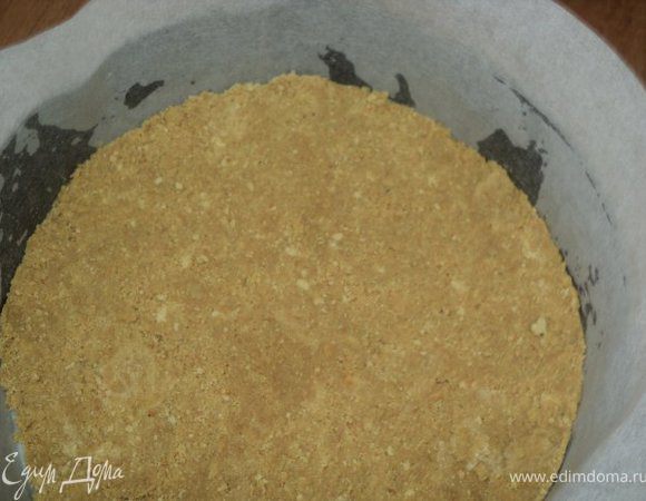 добавить размягченное сливочное масло, растереть.    Дно и бока разъемной формы застелить бумагой для выпечки, выложить полученную массу, уплотнить, поставить в холодильник.