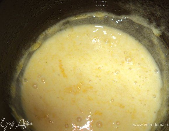 Персики помыть. Два персика оставить для украшения. Остальные на 30 секунд залить кипятком, затем под холодную воду, снять кожицу, удалить косточку, порезать на кусочки. Персики выложить в сотейник, добавить 2.5ст.ложки сахара, 100гр воды и проварить на небольшом огне 10-15мин. Затем жидкость слить, персики измельчить в блендере, остудить.