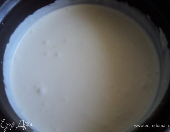 Сливки взбить с йогуртом и сахаром до кремообразного состояния, в конце добавить  распущенный желатин, цедру ½ лимона и 2 ст. ложки лимонного сока.


