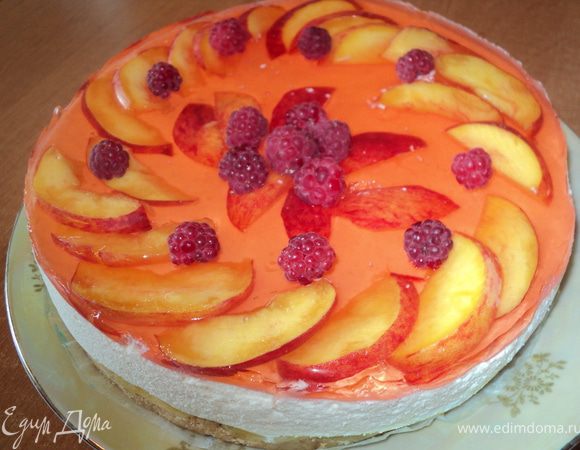 Выложить взбитые сливки на персиковый крем, поставить форму в холодильник на 30мин ( до застывания крема).
Развести в 250мл горячей воды персиковое желе, охладить до комнатной температуры.
Как только сливочный крем схватится, сверху выложить дольки персика, залить охлажденным желе, поставить в холодильник на 2 часа. Я сверху украсила свежей малиной.

