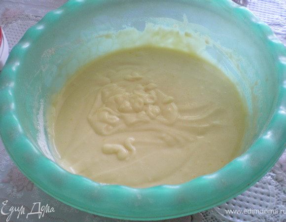 Взбить сахар с растопленным сливочным маслом. Разбить яйцо и продолжать взбивать. Добавить муку. Тесто должно получится как сметана.
