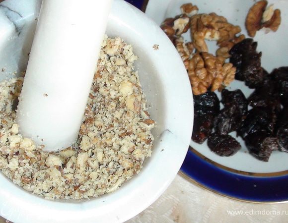 Орехи измельчить, но не в крошку, (я в ступке разминала).... 7-8 черносливов порезать на четвертинки, остальные оставить целиком...