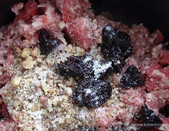 Добавить к мясу: лук мелко порезанный (я изначально делала фарш с луком, поэтому не добавляю ещё раз)... , 1/3 измельчённых орехов, порезанный чернослив, соль, перец. Всё хорошо перемешать.