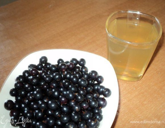 Смородину промыть, обсушить.  