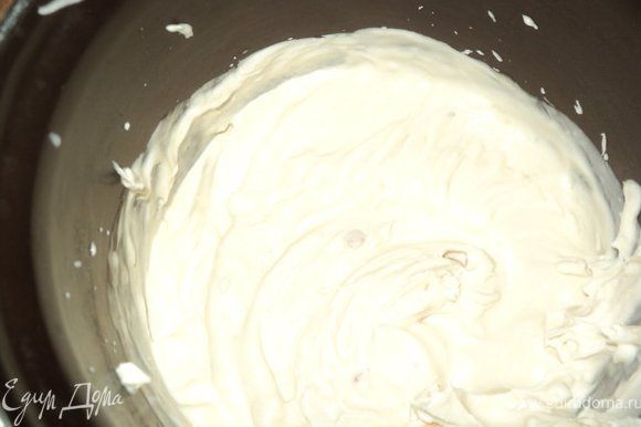 Сметану смешать с йогуртом, сахаром, хорошо взбить миксером, в конце добавить распушенный желатин.