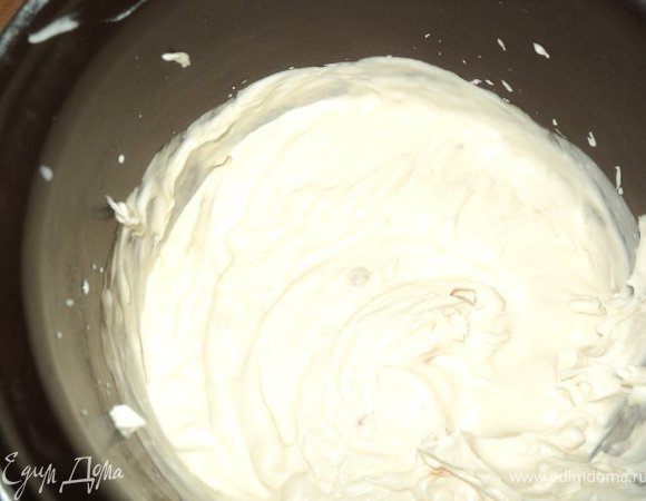 Сметану смешать с йогуртом, сахаром, хорошо взбить миксером, в конце добавить распушенный желатин. 