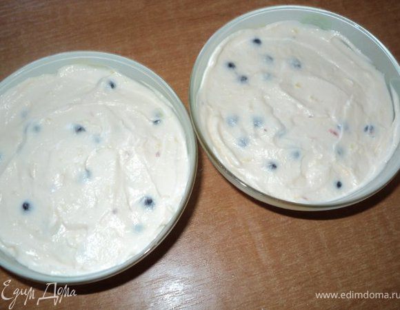 Добавить цедру лимона, смородину и хорошо перемешать. Разложить  крем в пиалки или небольшие глубокие мисочки, поставить на 5 мин в морозильную камеру.