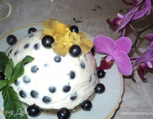 Затем на застывший крем вылить вино с желатином и поставить в холодильник на 2 часа остывать. 
Перед подачей желе со смородиной опрокинуть на тарелки, опустив мисочки предварительно на несколько секунд в горячую воду. Сверху украсить кубиками желированного  меда, веточками мяты, смородиной.
