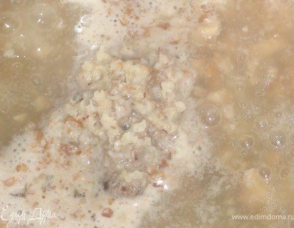 Залит водой, так что бы она еле-еле покрывала тефтели сверху. Поставить на средний огонь, довести до кипения, снять пену, уменьшить температуру плиты, накрыть крышкой и готовить 40-50 минут. 