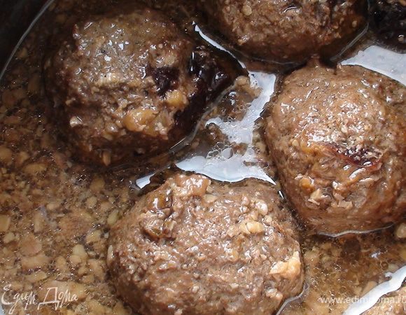 Подавать с хлебом.... я люблю отламывать тефтельки кусочком хлеба и макать в соус.... Приятного аппетита:)))))))))))))))