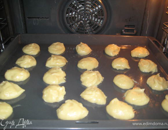 В тесто вбить по одному яйца.На смазанный противень,десертной ложкой выложить тесто-шариками,так же можно использовать кондитерский мешок.Выпекать в духовке 180 град. до золотистого цвета,ПЕРВЫЕ 20 МИНУТ ДУХОВКУ НЕ ОТКРЫВАТЬ!!!! ...а то пустышки опадут)