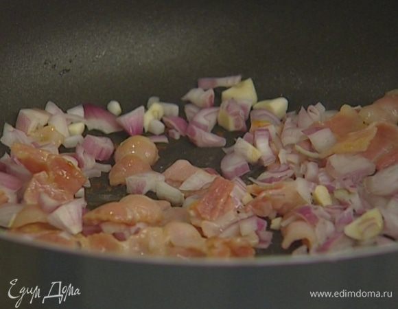 Добавить чеснок и лук и обжарить до золотистого цвета.