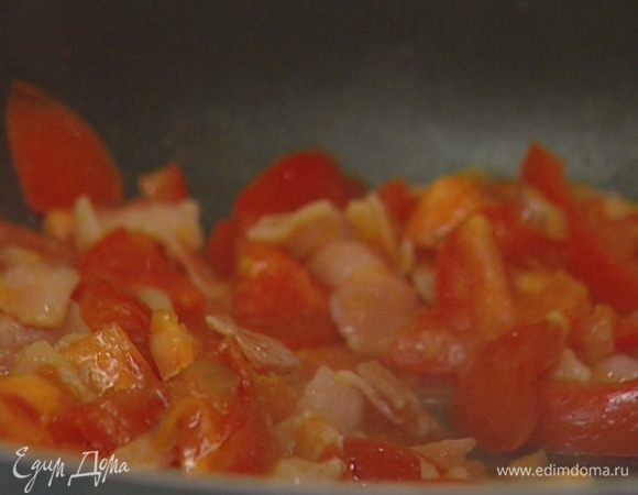 Помидоры отправить в сковороду, все перемешать, посолить и поперчить.