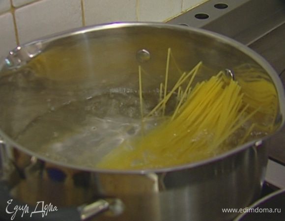 Спагетти отварить в подсоленной и подмасленной воде, затем воду слить.
