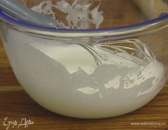 Белки взбить со щепоткой соли в крепкую пену. 
