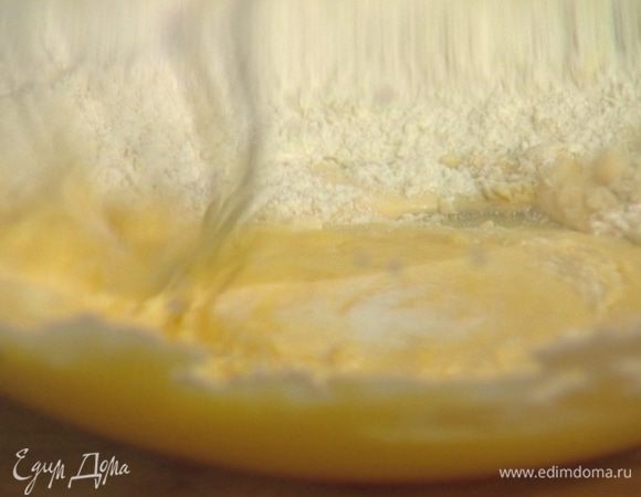 Полстакана муки смешать с разрыхлителем, добавить 4 желтка, 250 мл молока и 2 ст. ложки кукурузного крахмала. 