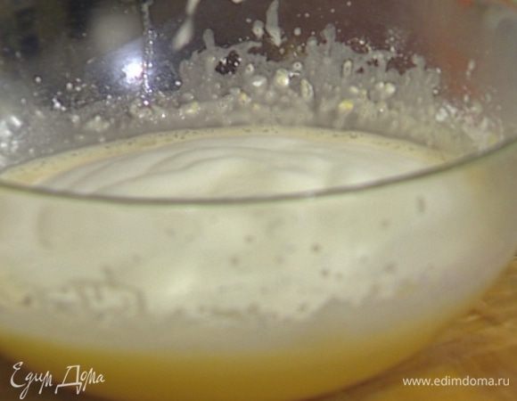 Влить горячее молоко с маслом, ввести взбитые белки и перемешать. 