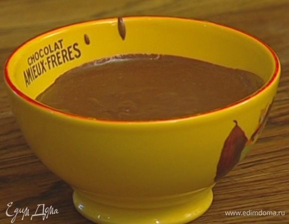 Приготовить крем: смешать 2 желтка и 2 ст. ложки сахара, влить стакан молока, добавить 1/2 ст. ложки муки, 1/2 ст. ложки крахмала и какао. Перемешать и прогревать на водяной бане, пока крем не загустеет. 